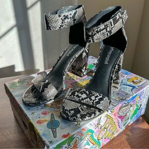 JEFFREY CAMPBELL | LINDSAY SANDAL BLACK GREY SNAKE